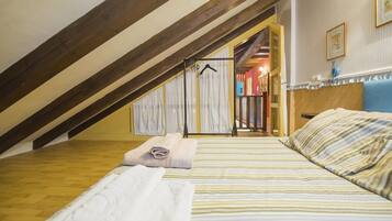 Iron/ironing board, bed sheets