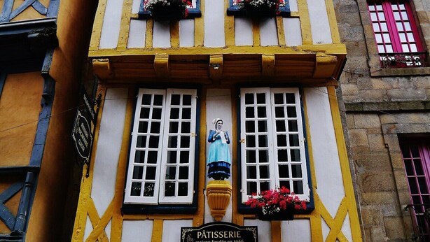 A building with a sign reading "Pâtisserie" and "Salon de Thé Glacier". - Historic Centre Studio, 50 m from Quimper Cathedral, Charm & Comfort (Quimper)