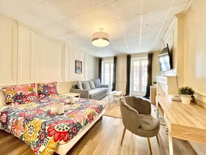 Desk, iron/ironing board, travel cot, free WiFi - Historic Centre Studio, 50 m from Quimper Cathedral, Charm & Comfort (Quimper)
