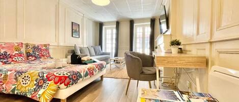 Escritorio, tabla de planchar con plancha, cuna de viaje y wifi gratis