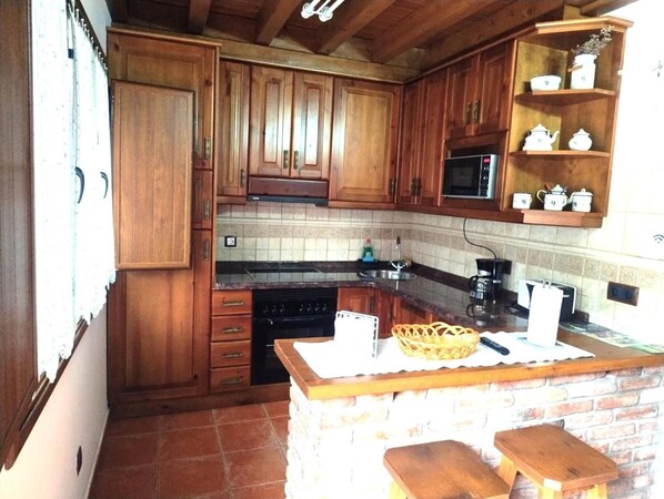 Private kitchen - Casa Angelita Intriago: Rural Retreat near Cangas de Onís (Cangas de Onís)