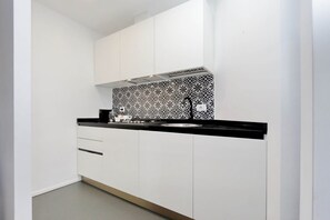 Kühlschrank, Mikrowelle, Ofen, Herdplatte