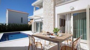 Outdoor dining - Villa Ginevra by Villas Guide (Tar)