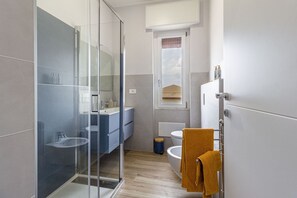 Shower, bidet - P&P House – Close to the city center – Free Wi-Fi (Alghero)