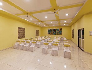 Living area - Hotel Hilltop by Fidato Hotels (Panhala)
