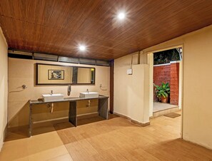 Deluxe Double Room | Bathroom | Towels, soap, shampoo, toilet paper - Hotel Hilltop by Fidato Hotels (Panhala)