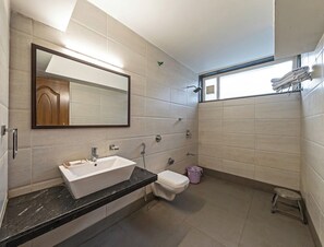 Deluxe Double Room | Bathroom | Towels, soap, shampoo, toilet paper - Hotel Hilltop by Fidato Hotels (Panhala)