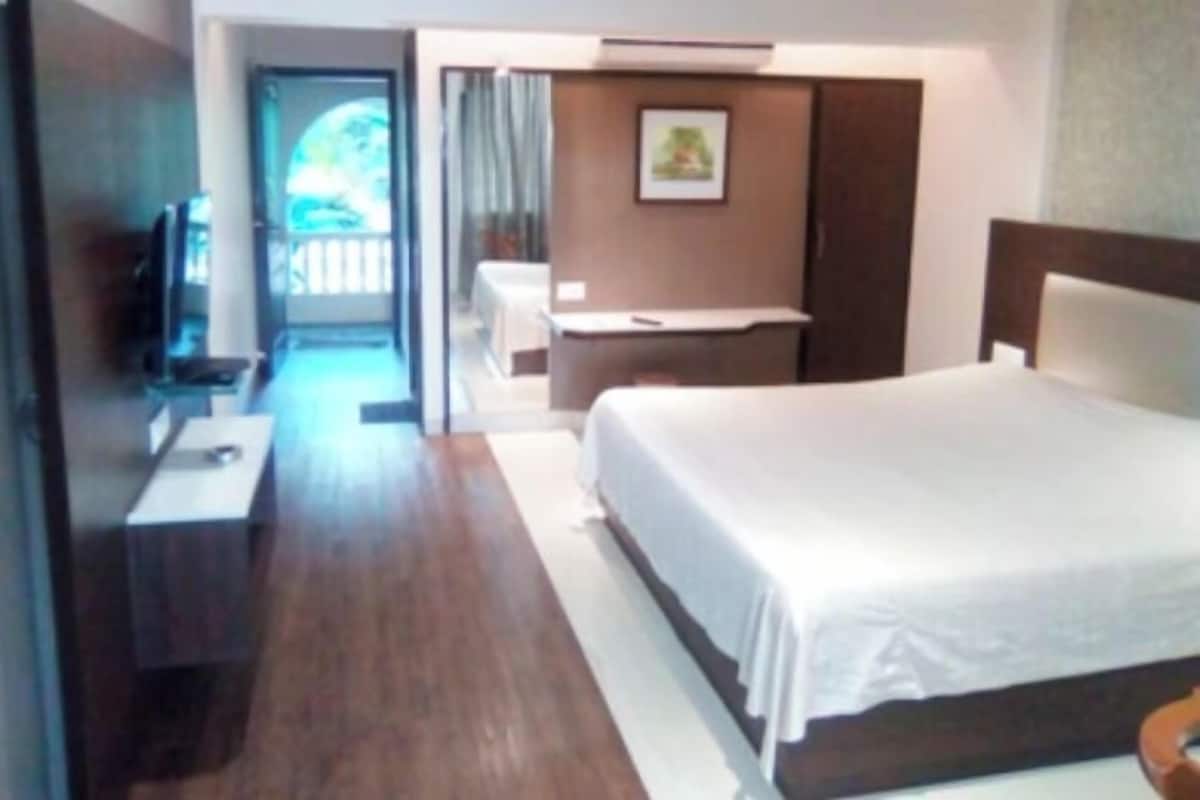 Deluxe Room | Free rollaway beds, free WiFi, bed sheets