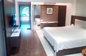 Deluxe Room | Free rollaway beds, free WiFi, bed sheets - Hotel Hilltop by Fidato Hotels (Panhala)