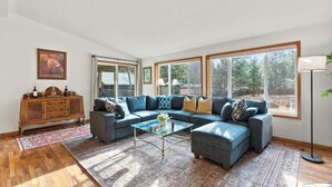 Talo, useita sänkyjä, patio, näköala puutarhaan (Just Around the Bend) | Oleskelualue