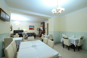 Café da manhã com buffet todos os dias (AMD 7000 por pessoa) 