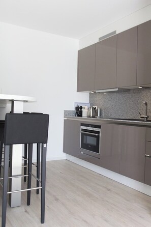 Apartamento, sacada, vista para a cidade | Cozinha privada