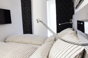 Căn hộ, ban công, quang cảnh thành phố | Khu phòng khách | TV màn hình phẳng 40-inch có truyền hình vệ tinh, TV 