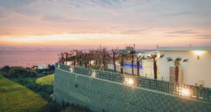 Uni’s Ocean Pool Villa