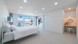 Ein modernes Hotelzimmer mit Bett, Schreibtisch und Blick auf die Stadt.