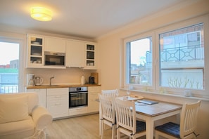 Fridge, microwave, oven, stovetop - Südstrand Apartment - your modern hideaway for a relaxing Baltic Sea vacation (Grömitz)