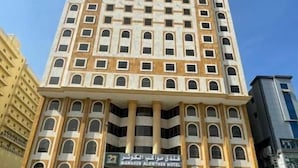 A tall hotel building with a central entrance and columns. - Manara Al Muna-2 (Makkah)