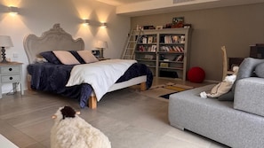 1 habitación, tabla de planchar con plancha, wifi y ropa de cama