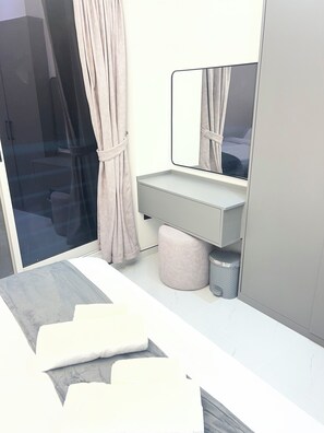 Iron/ironing board, WiFi, bed sheets - Stunning Modern 1BR Apartment  Lake View JLT – Lake Terrace (دبي)