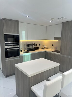 Private kitchen - Stunning Modern 1BR Apartment  Lake View JLT – Lake Terrace (دبي)