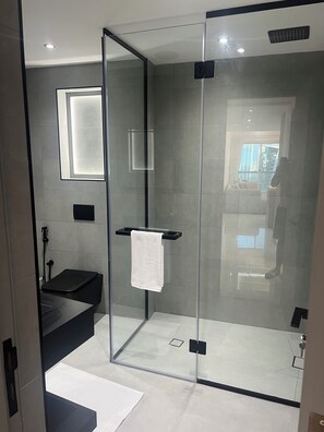 Shower, hair dryer, towels, soap - Stunning Modern 1BR Apartment  Lake View JLT – Lake Terrace (دبي)