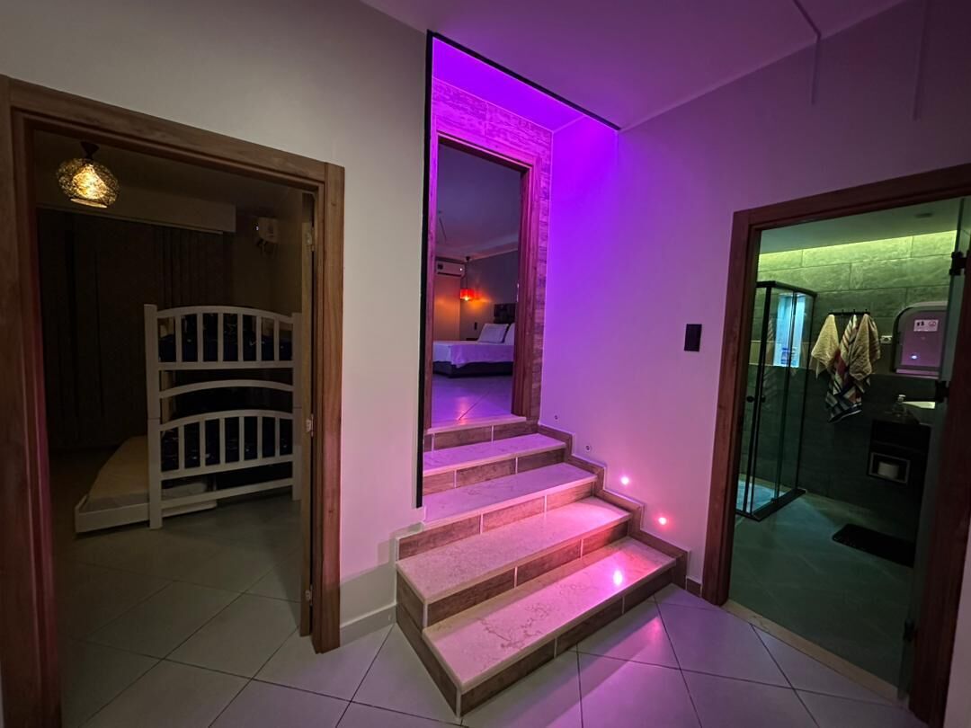 Silitysrauta/-lauta, Wi-Fi, vuodevaatteet