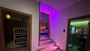 A staircase with a wooden railing leading to a bedroom with a bed and a nightstand. - Belgaïd - T4 high standing, heated indoor pool for families only (Bir El Djir)