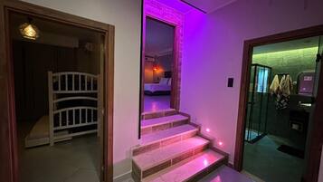 Silitysrauta/-lauta, Wi-Fi, vuodevaatteet