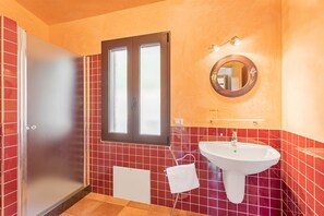 Chuveiro, bidê, toalhas de banho