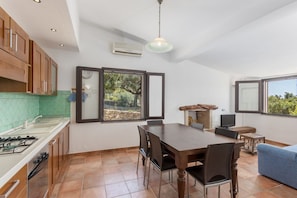 Geladeira, micro-ondas, cadeirão de bebê