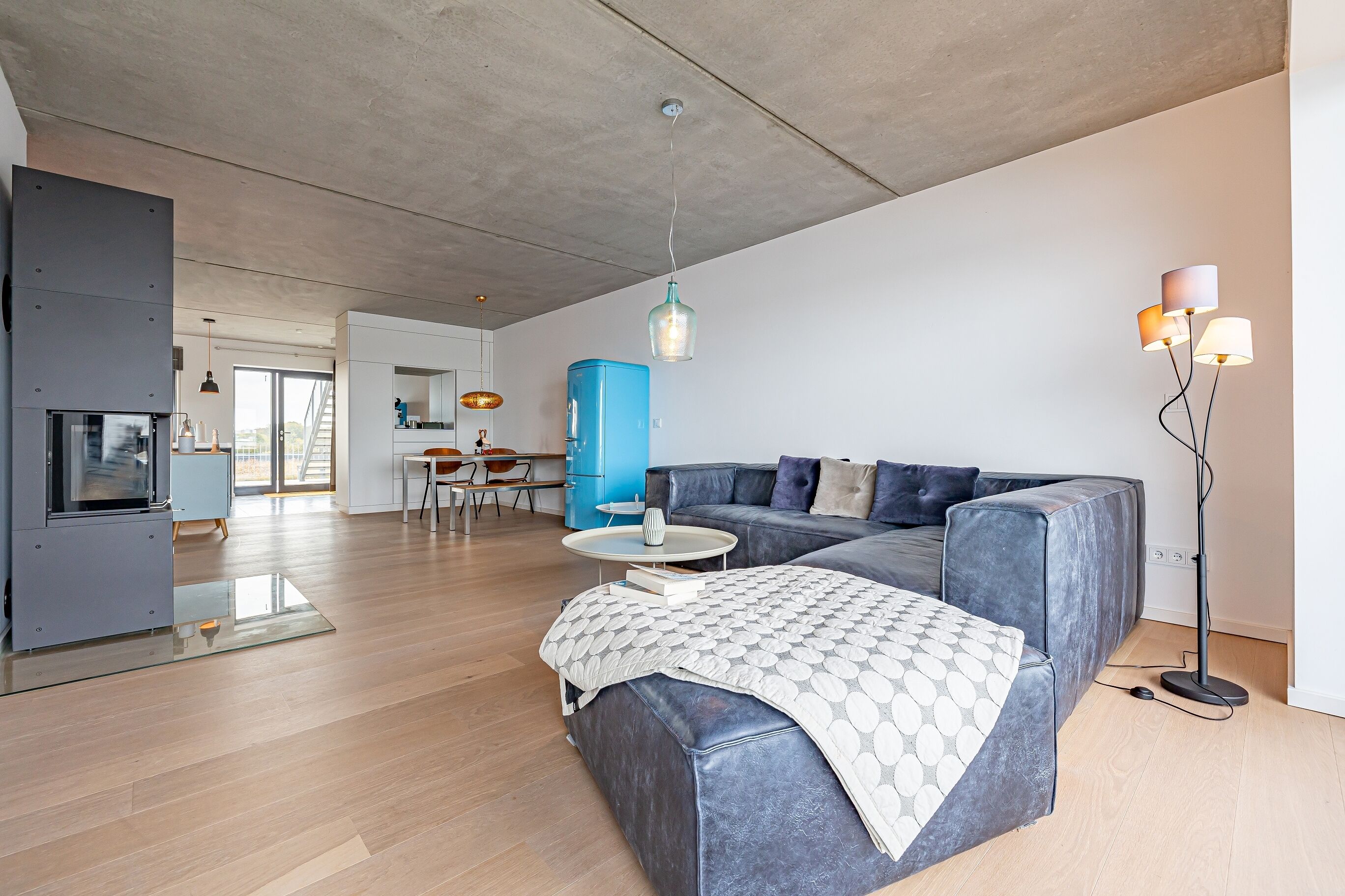 Fernseher, Kamin, Stereoanlage