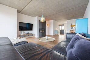 TV, fireplace, stereo - Rooftop Garden 1 - Balcony, Private Parking, Fireplace, Sea View, Finnish Sauna (Olpenitz)