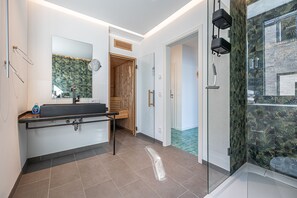 Shower, hair dryer - Rooftop Garden 3 - Balcony, Private Parking, Fireplace, Sea View, Finnish Sauna (Olpenitz)