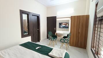 Escritorio, espacio para trabajar con laptop y wifi gratis