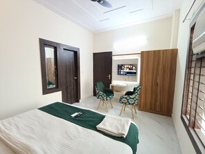 Habitación Deluxe, vista a la ciudad | Escritorio, espacio para trabajar con laptop y wifi gratis