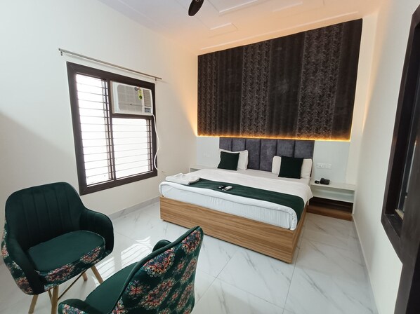 Deluxe Room, City View | Desk, laptop workspace, free WiFi - The Royal Corporate near Sec 52 Matro (Noida)