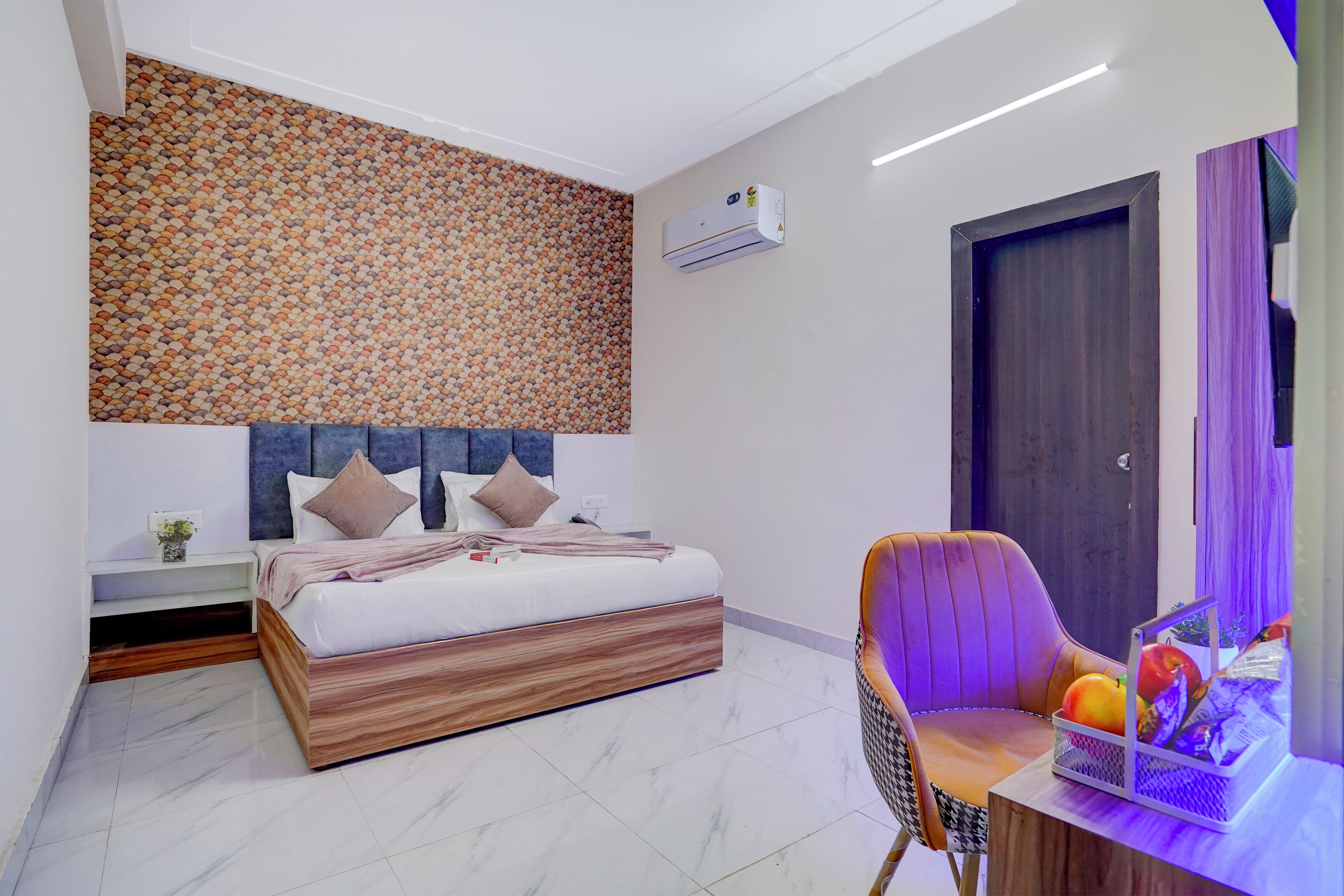 Desk, laptop workspace, soundproofing, free WiFi