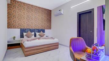 Desk, laptop workspace, soundproofing, free WiFi