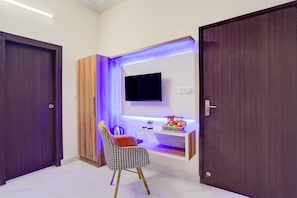 Escritorio, espacio para trabajar con laptop y insonorización 