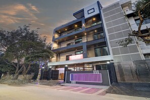 ด้านหน้าที่พัก - ตอนเย็น/กลางคืน