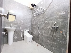 Habitación Deluxe, vista a la ciudad | Baño | Amenidades de baño gratuitas, toallas, jabón, shampoo