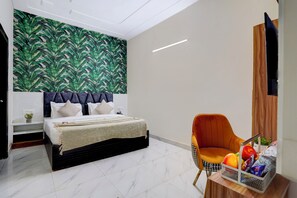 办公桌、笔记本电脑工作区、免费 WiFi