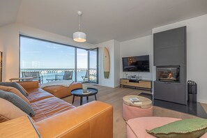 Fernseher, Kamin, Stereoanlage