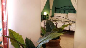 2 quartos, cofres nos quartos, ferros/tábuas de passar roupa