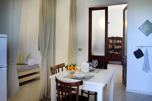 Dining - Located just a few meters from the sea and surrounded by a large Mediterranean garden, Tenuta Piana is the ideal place for those seeking relaxation, nature, and authenticity. The property offers direct access to a private beach and a well-kept environmen (Marina di Caronia)