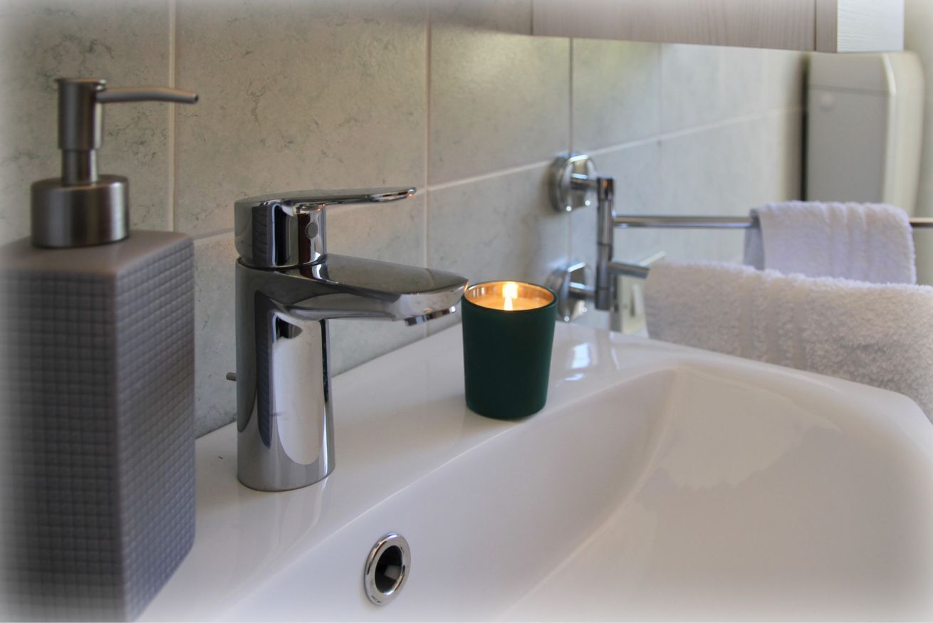 Chuveiro, secador de cabelo, bidê, toalhas de banho