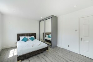 Iron/ironing board, WiFi, bed sheets - Bright & Cozy Beauchamp Place Flat (London)