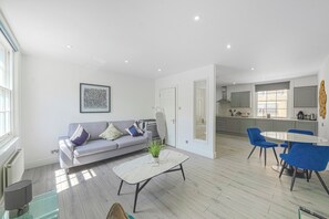 Living area - Bright & Cozy Beauchamp Place Flat (London)