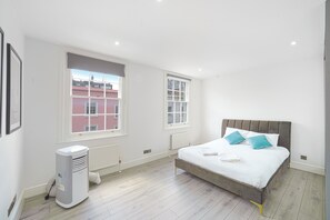 Iron/ironing board, WiFi, bed sheets - Bright & Cozy Beauchamp Place Flat (London)