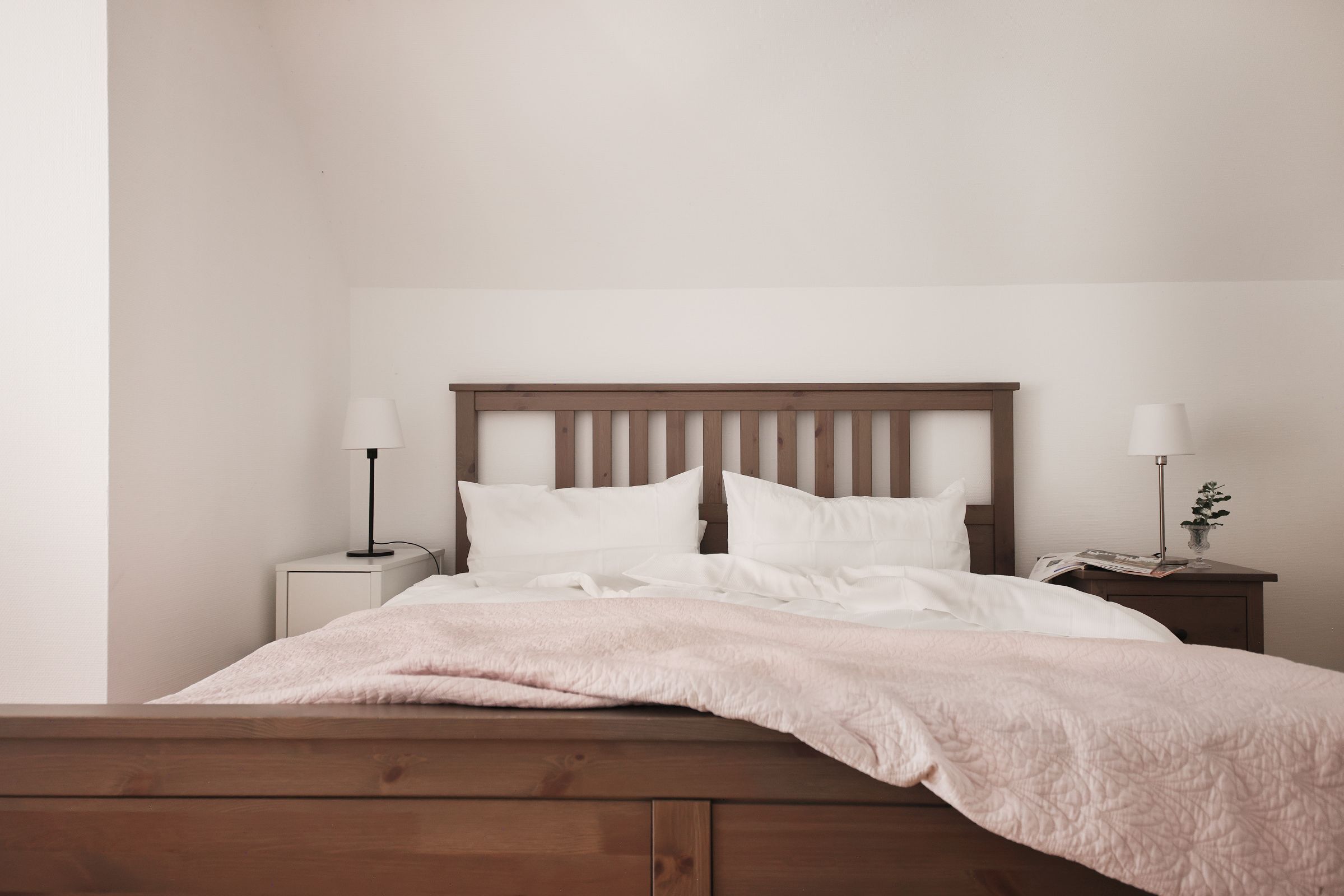 Desk, travel crib, free WiFi, bed sheets